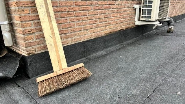 Detail van vakkundig aangebrachte dakbedekking op een plat dak