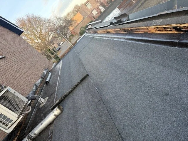 Reparatie van dakrand en dakgoot om lekkage te verhelpen